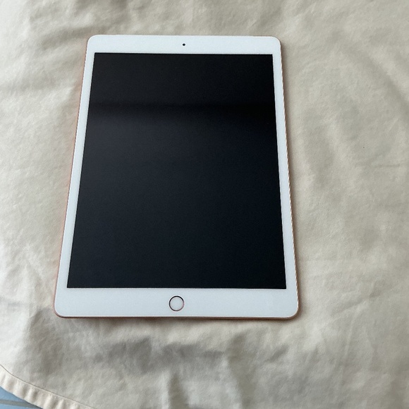 Apple iPad 8th generation 32GB memory 10.2” Model A2428 WiFi+4G cellular - Picture 1 of 3